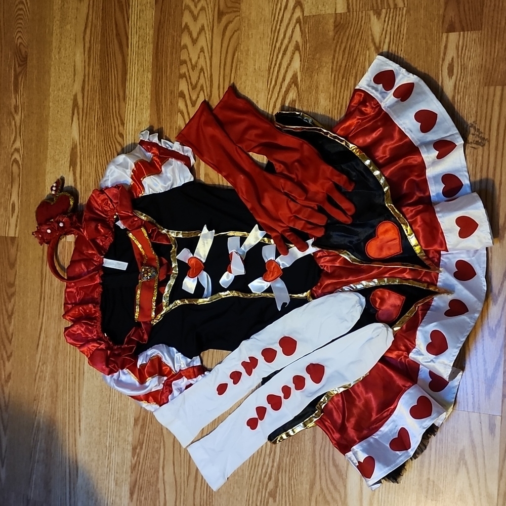 Halloween costume charmed queen (queen of hearts.